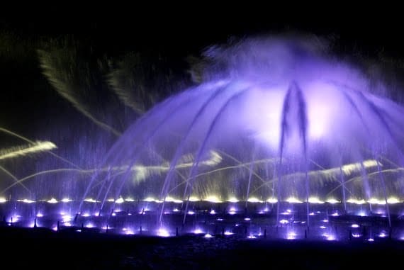 Lakeside in Hangzhou 8 hangzhou's lake fountain show